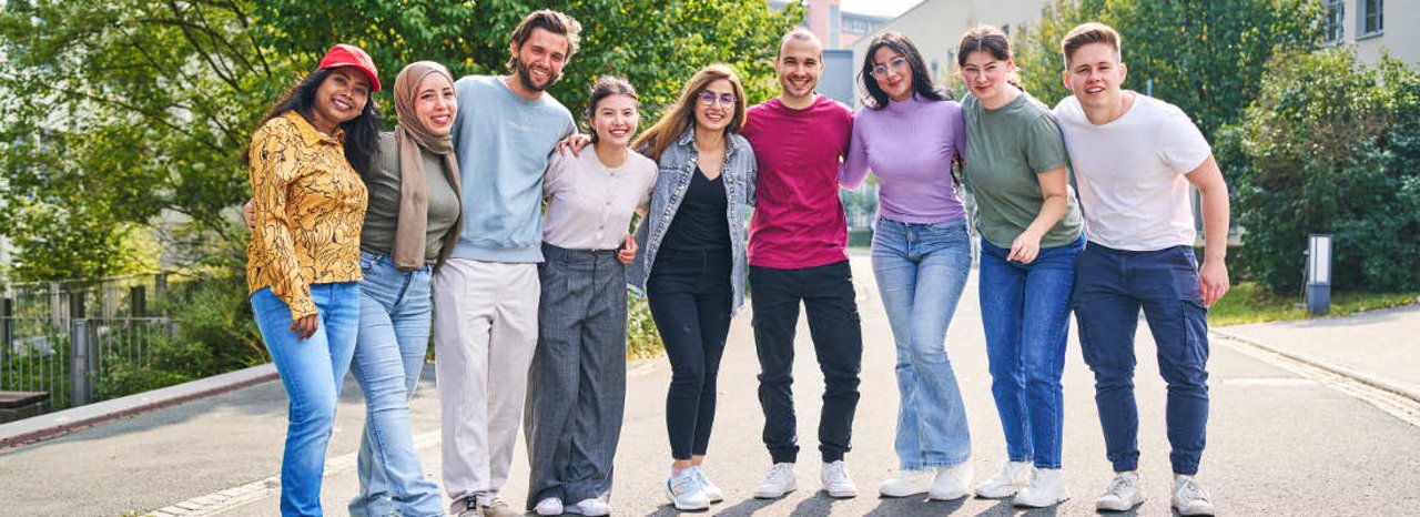 Vielfalt der Studierenden auf dem Campus Gruppe von neun Studierenden auf dem Campus