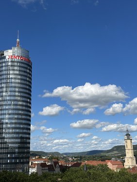 Foto vom Jentower-Hochhaus in Jena im Sommer