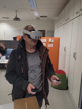 Teilnehmer an der Langen Nacht der Wissenschaften an der EAH Jena mit VR-Brille