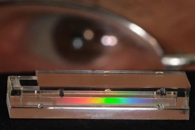 Das Bild zeigt einen spektralen Sensor vor dem Auge des Entwicklers. Diese Sensoren müssen klein, kompakt und einfach konstruiert sein und zerlegen das Licht in seine verschiedenen "Farben". 