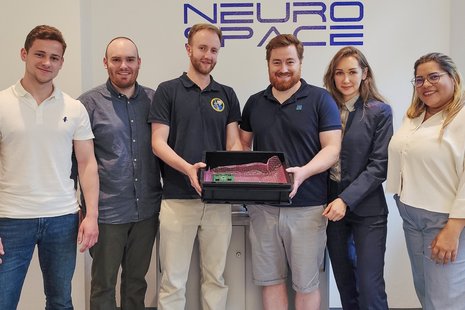 Studenten der Ernst-Abbe-Hochschule Jena entwickeln Raumfahrt-Experiment für NASA-Mission Studenten der Ernst-Abbe-Hochschule Jena entwickeln Raumfahrt-Experiment für NASA-Mission