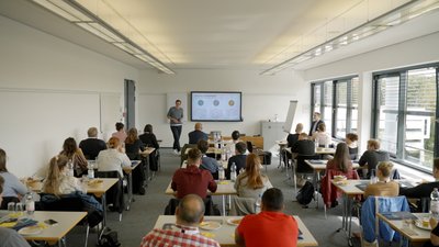 Studierenden der Ernst-Abbe-Hochschule zu Gast bei MLP