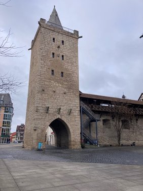 Blick auf das mittelalterliche Johannistor in Jena