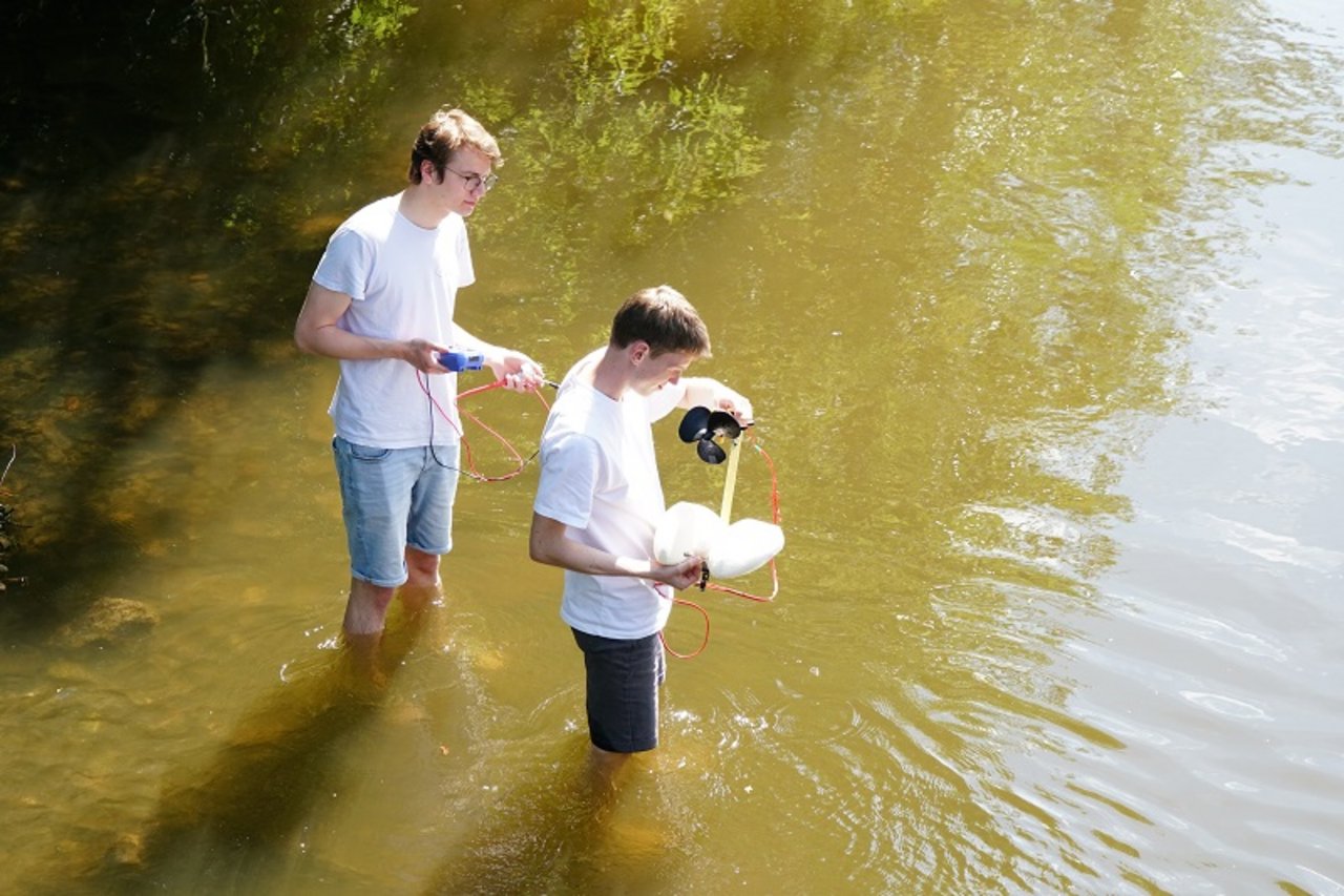 2 Personen im Wasser stehend