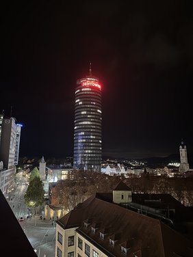 Foto vom Jentower-Hochhaus in Jena bei Nacht