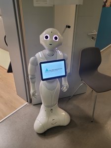 Ein Roboter begrüßt die Teilnehmer zur Langen Nacht der Wissenschaften an der EAH Jena