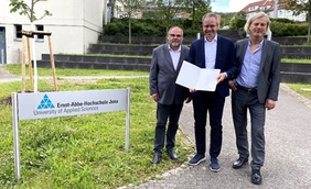 Im Bild ist die Vertragsunterzeichnung in Jena festgehalten: Prof. Dr. S. Teichert (Präsident EAH Jena), Dr. P. Pertsch (Geschäftsführer PI Ceramic GmbH), Prof. Dr. J. Töpfer (EAH Jena, Professor für Anorganische Chemie, Glas & Keramik), (v.l.n.r.)