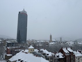 Foto vom Jentower-Hochhaus in Jena im Winter