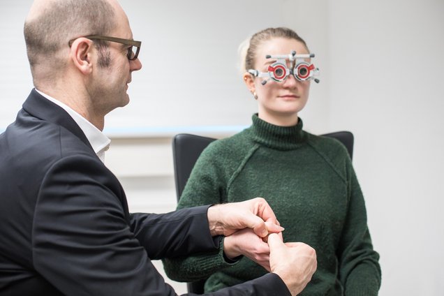 Prüfung der Muskelketten während der Refraktions- und Korrektionsbestimmung, Fachgebiet Optometrie, EAH Jena