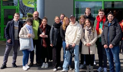 Foto Exkursionsteilnehmende vor dem Globus-Firmengebäude 