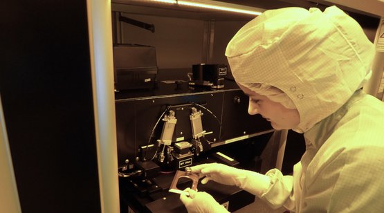Nutzung eines Systems zur direktschreibenden Laserlithografie im Reinraum (Foto: Benjamin Gottfried)