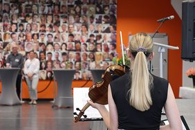 Musik-Beitrag der EAH Jena: Studentin spielt Geige.