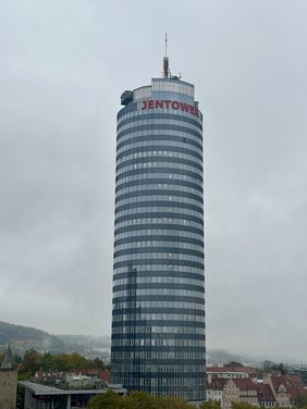 Foto vom Jentower-Hochhaus in Jena bei Regenwetter